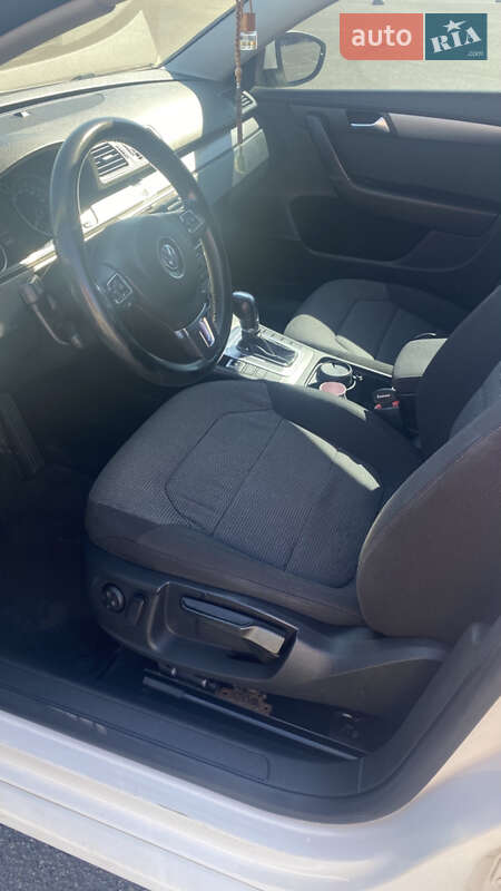 Седан Volkswagen Passat 2013 в Днепре