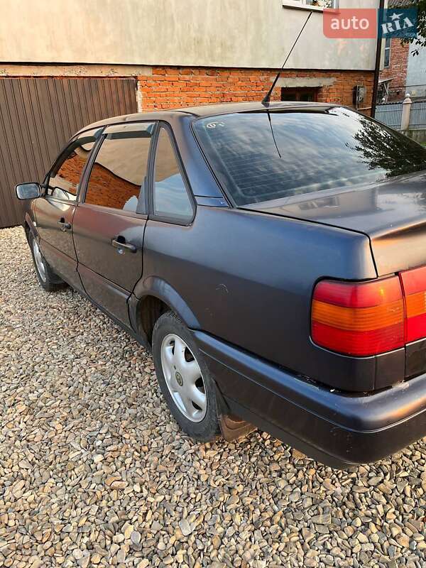 Седан Volkswagen Passat 1994 в Самборі