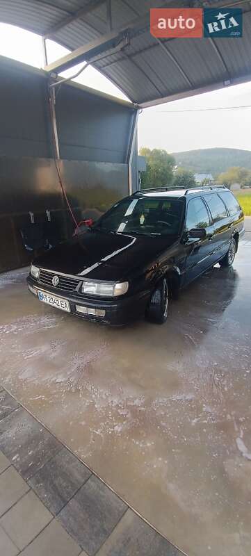 Універсал Volkswagen Passat 1995 в  фото Універсал Volkswagen Passat 1995 в