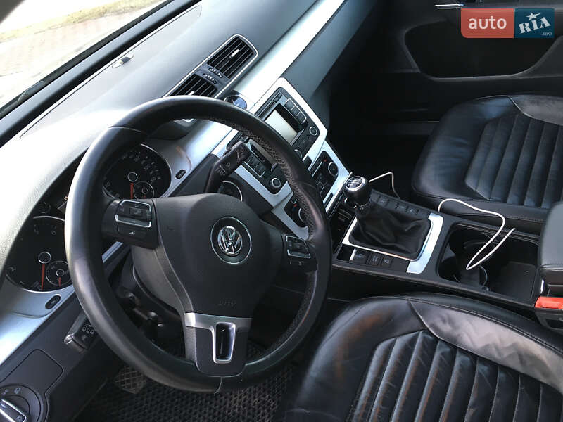 Універсал Volkswagen Passat 2011 в Харкові