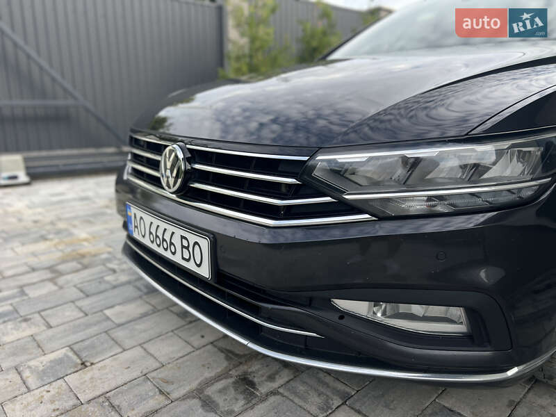 Седан Volkswagen Passat 2019 в Ужгороді