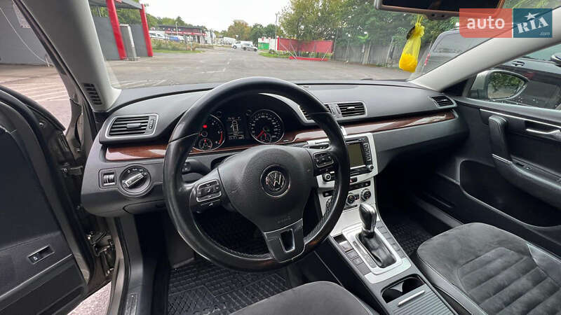Седан Volkswagen Passat 2013 в Ужгороде