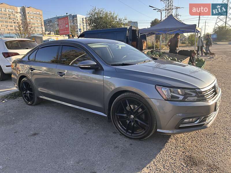 Седан Volkswagen Passat 2017 в Днепре