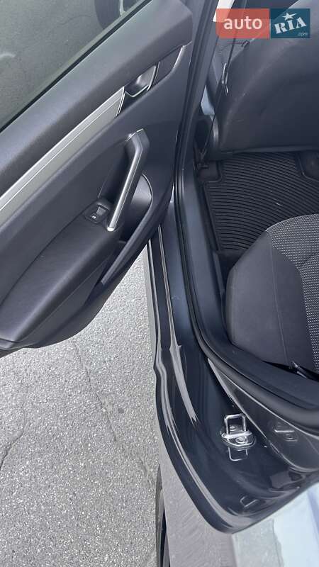 Седан Volkswagen Passat 2017 в Днепре