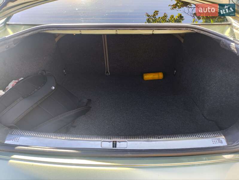 Седан Volkswagen Passat 2002 в Первомайську