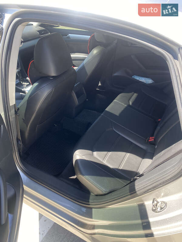 Седан Volkswagen Passat 2011 в Киеве