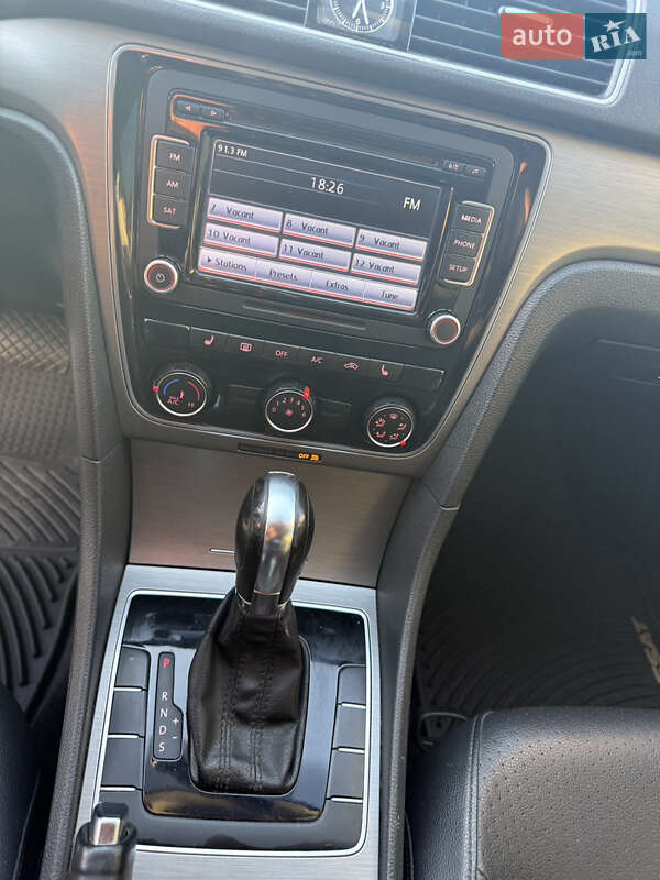 Седан Volkswagen Passat 2013 в Черновцах