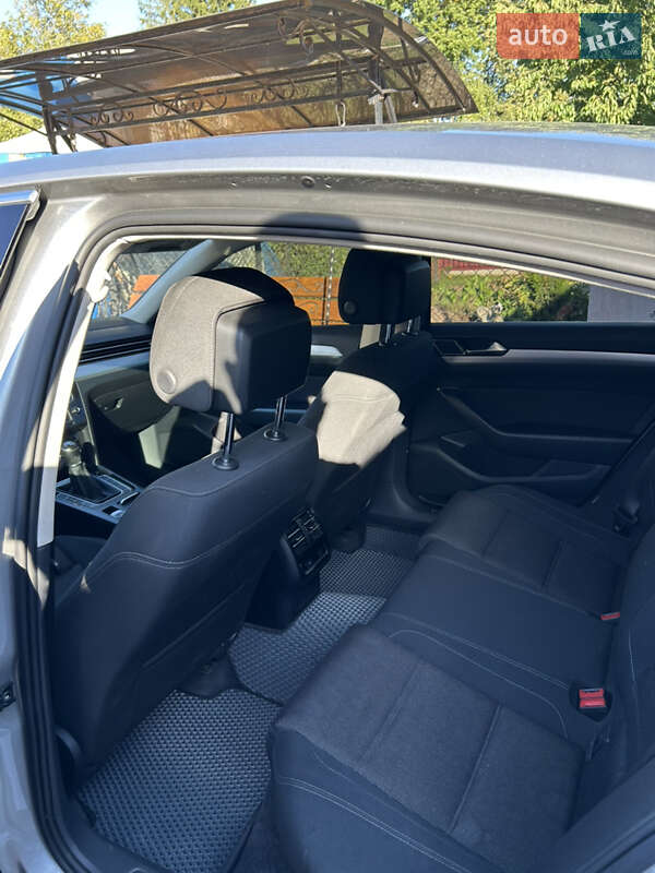 Седан Volkswagen Passat 2015 в Пустомытах