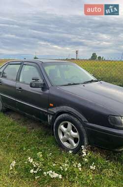 Седан Volkswagen Passat 1994 в Радехові