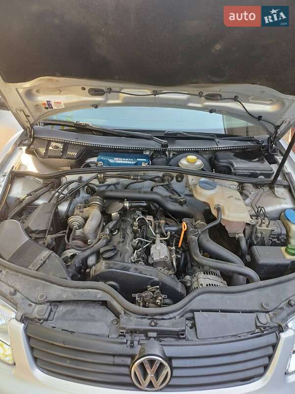 Універсал Volkswagen Passat 1998 в Чернівцях