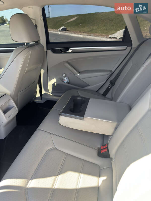 Седан Volkswagen Passat 2017 в Днепре