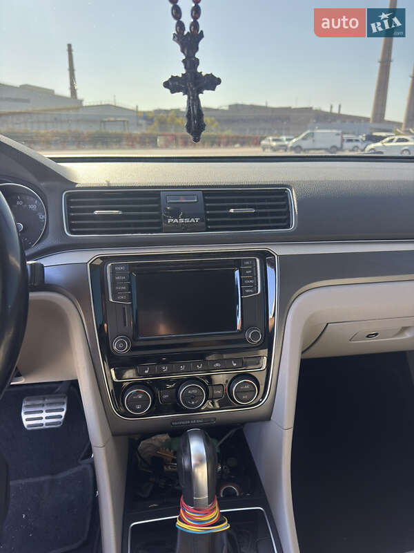 Седан Volkswagen Passat 2017 в Днепре