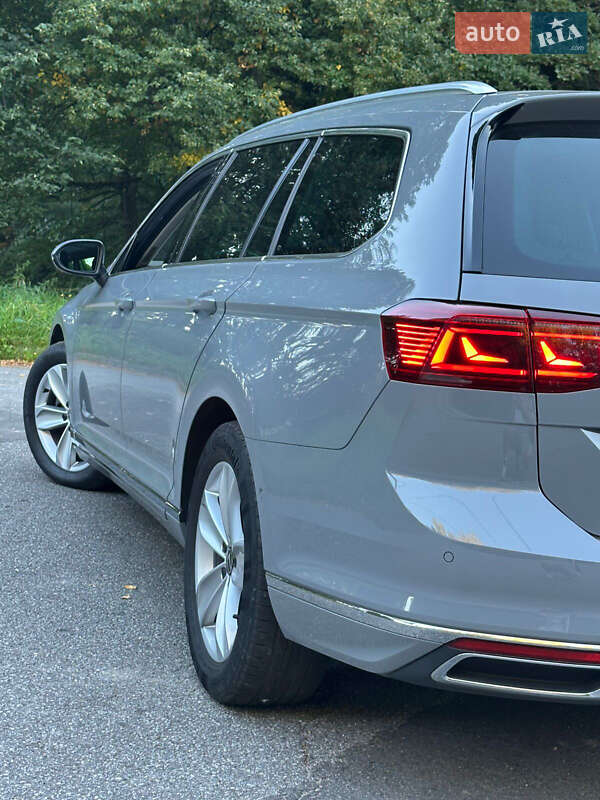 Универсал Volkswagen Passat 2022 в Бориславе