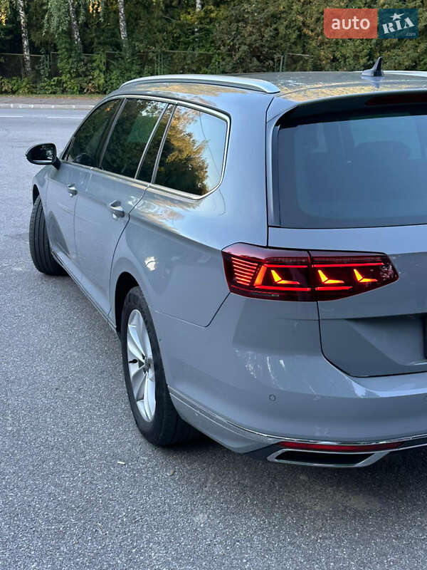 Универсал Volkswagen Passat 2022 в Бориславе