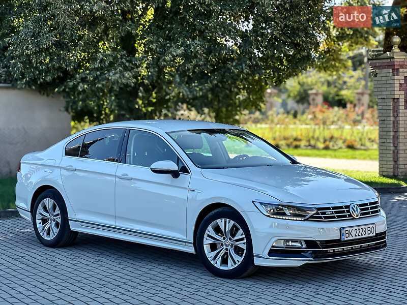 Седан Volkswagen Passat 2016 в Радивиліві