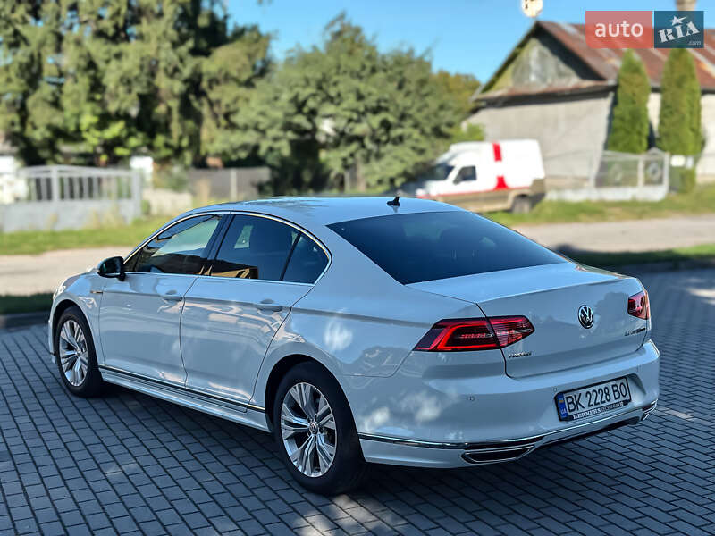 Седан Volkswagen Passat 2016 в Радивиліві
