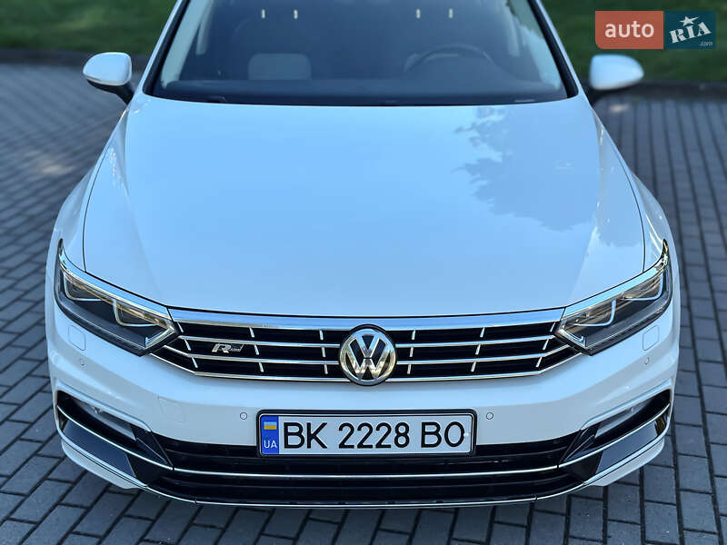 Седан Volkswagen Passat 2016 в Радивиліві