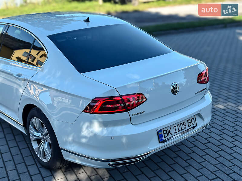 Седан Volkswagen Passat 2016 в Радивиліві