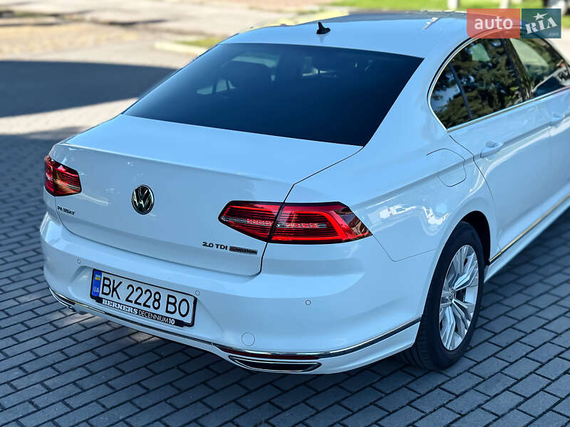 Седан Volkswagen Passat 2016 в Радивиліві