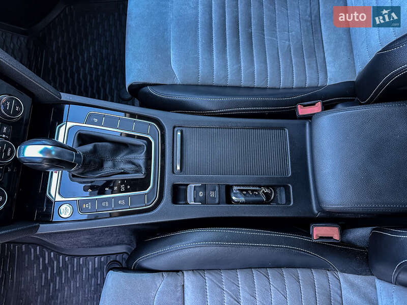 Седан Volkswagen Passat 2016 в Радивиліві