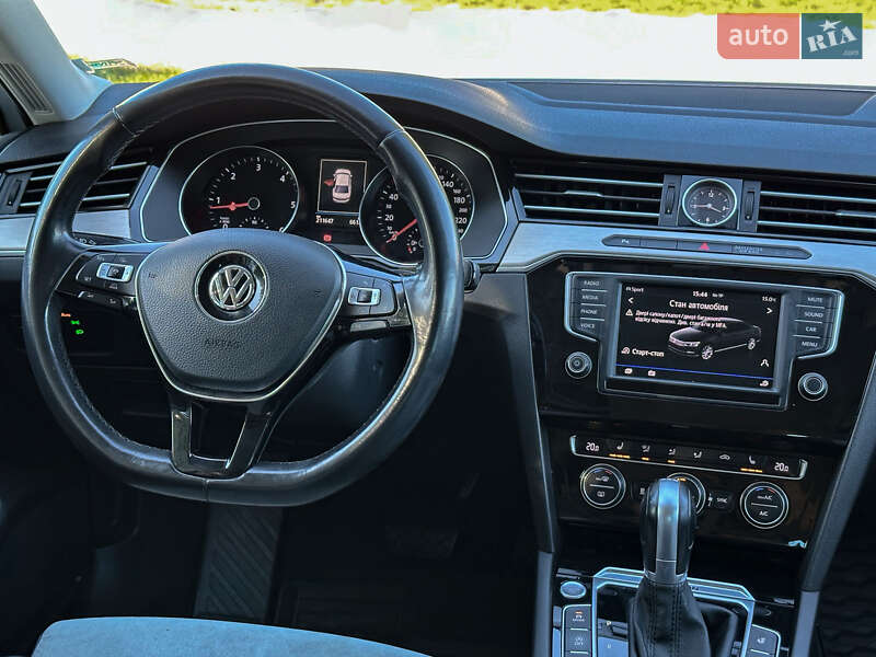 Седан Volkswagen Passat 2016 в Радивиліві