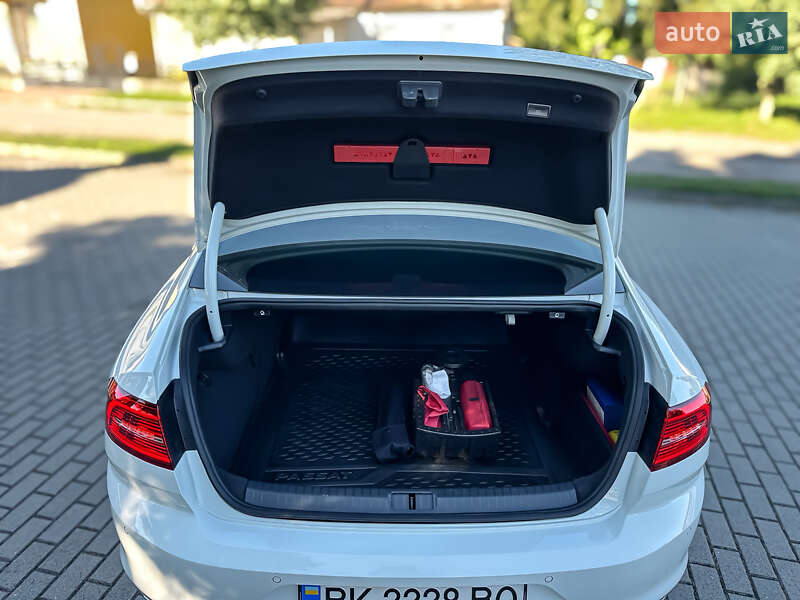 Седан Volkswagen Passat 2016 в Радивиліві