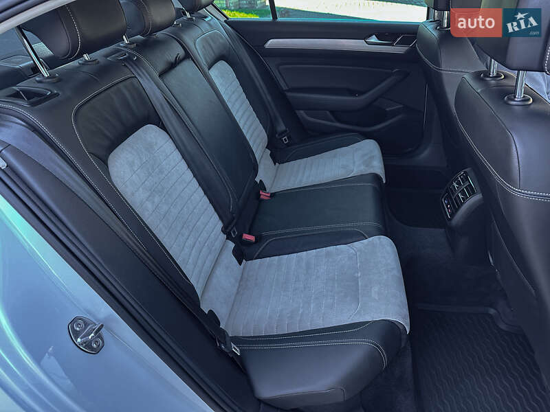 Седан Volkswagen Passat 2016 в Радивиліві