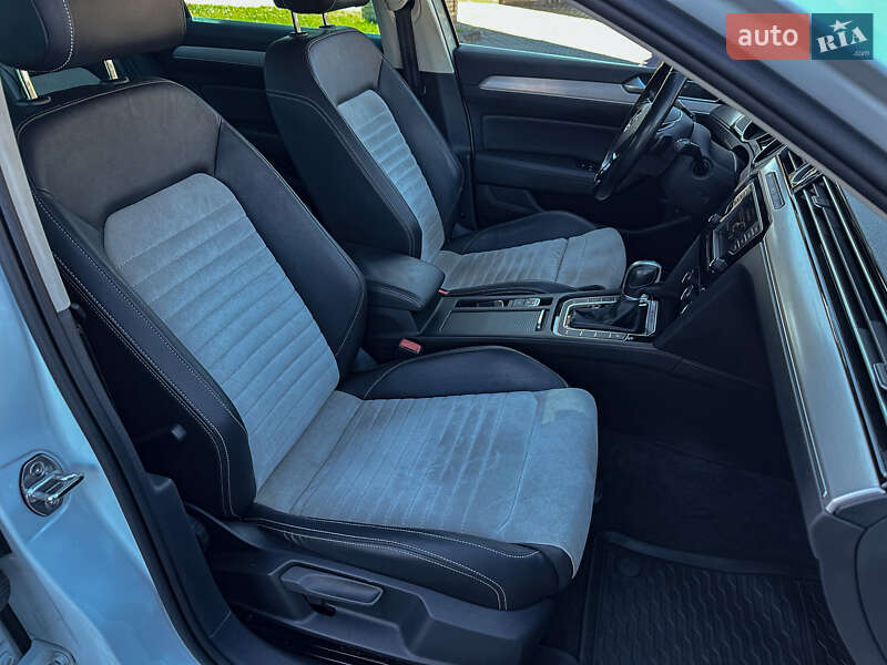 Седан Volkswagen Passat 2016 в Радивиліві