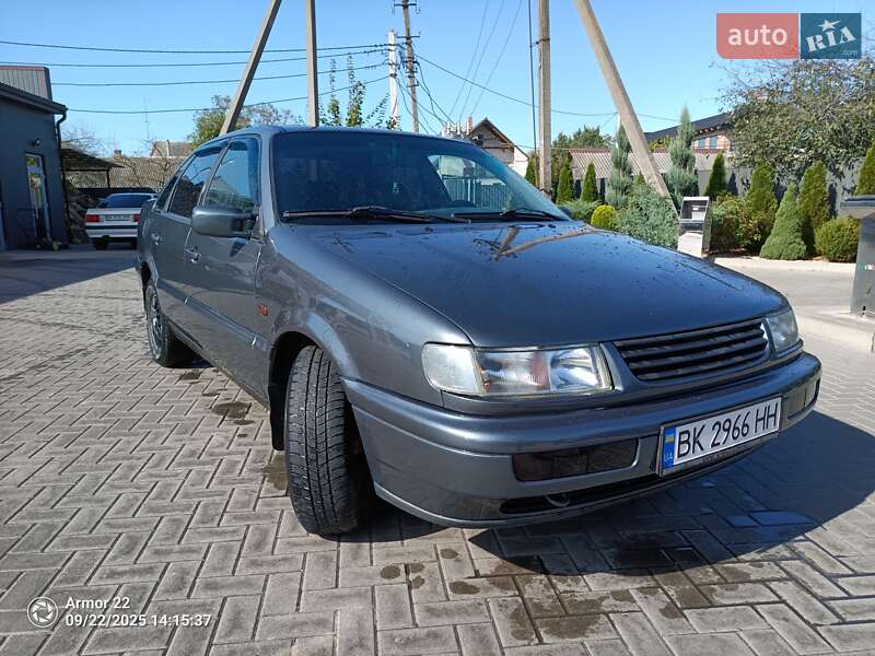 Седан Volkswagen Passat 1995 в Любешове