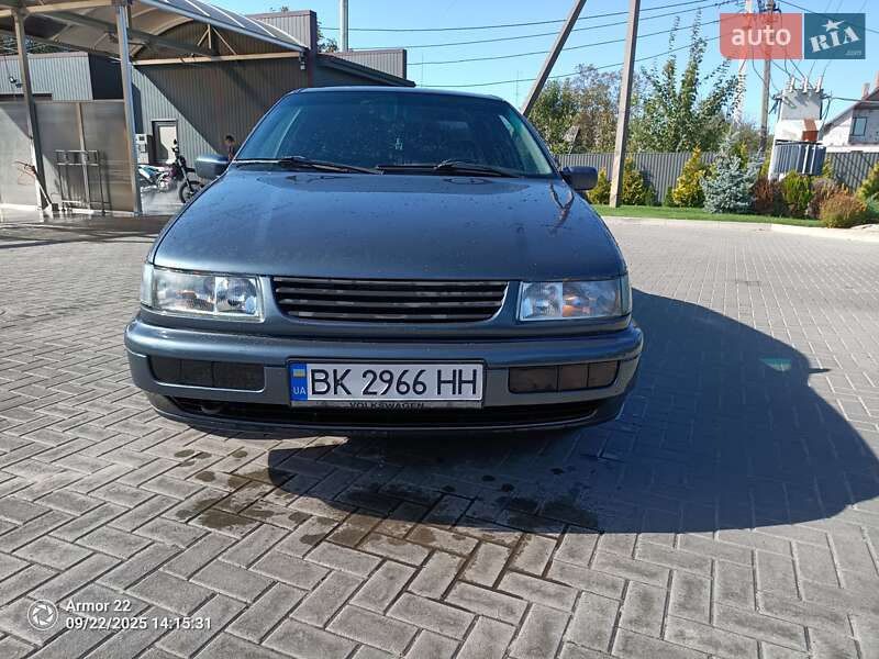 Седан Volkswagen Passat 1995 в Любешове