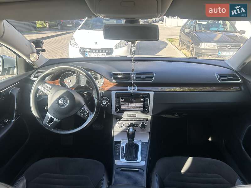 Седан Volkswagen Passat 2012 в Львові