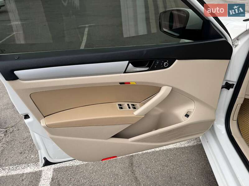 Седан Volkswagen Passat 2013 в Днепре