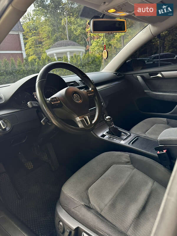 Седан Volkswagen Passat 2011 в Великом Березном