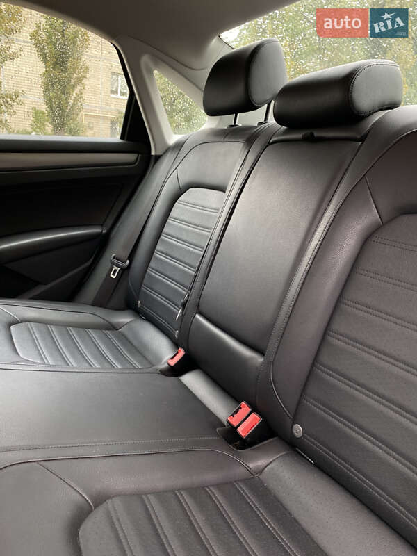 Седан Volkswagen Passat 2015 в Киеве