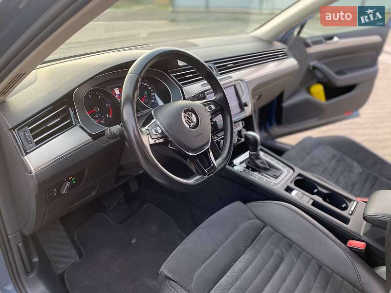 Седан Volkswagen Passat 2015 в Луцке