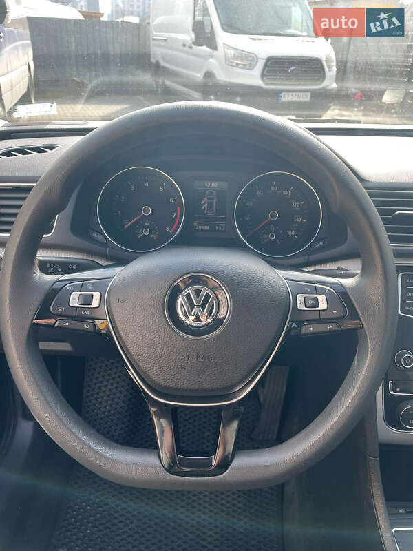 Седан Volkswagen Passat 2016 в Ивано-Франковске