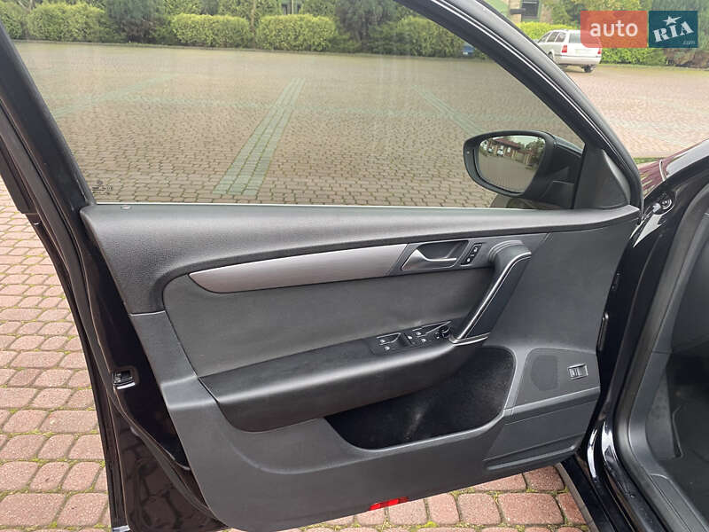 Седан Volkswagen Passat 2011 в Львове