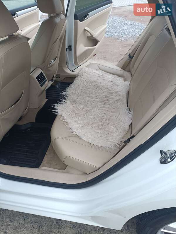 Седан Volkswagen Passat 2012 в Львове