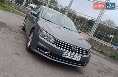 Седан Volkswagen Passat 2017 в Ровно