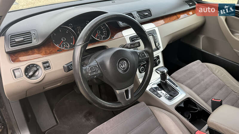 Седан Volkswagen Passat 2010 в Калуше
