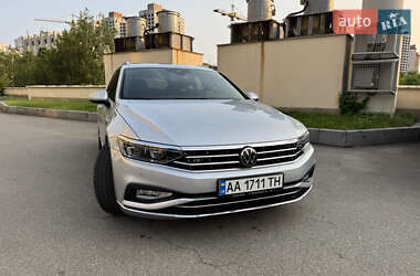 Универсал Volkswagen Passat 2022 в Киеве