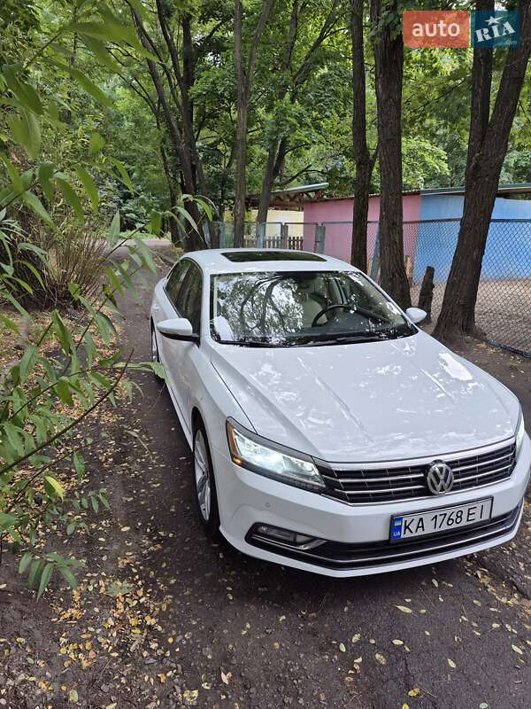 Седан Volkswagen Passat 2016 в Киеве