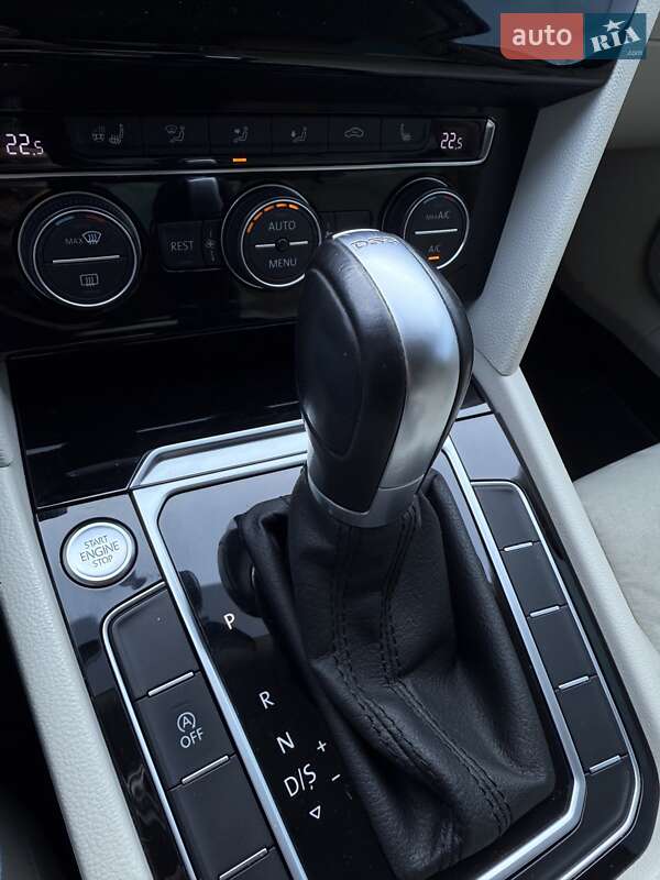 Седан Volkswagen Passat 2015 в Ужгороді