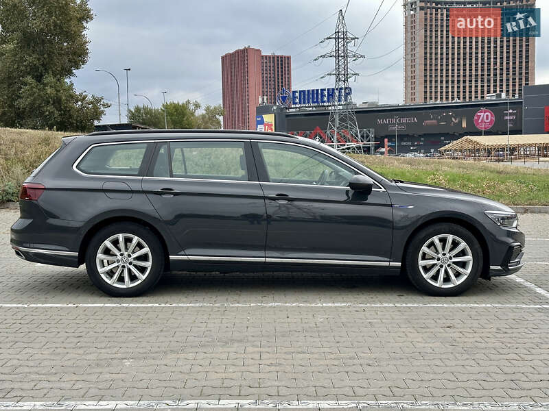 Универсал Volkswagen Passat 2020 в Киеве