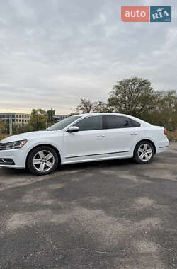 Седан Volkswagen Passat 2016 в Днепре