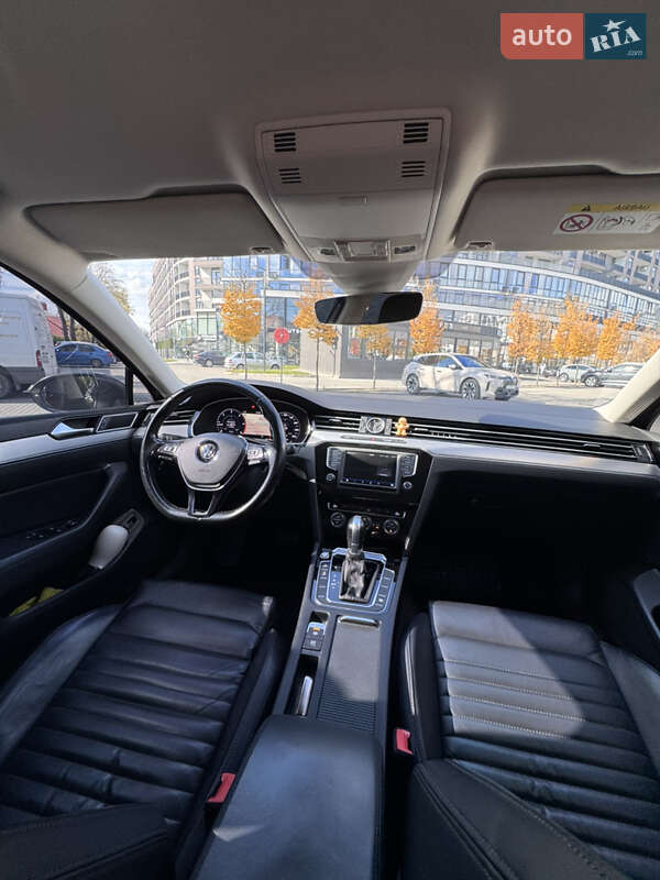 Седан Volkswagen Passat 2017 в Ужгороді