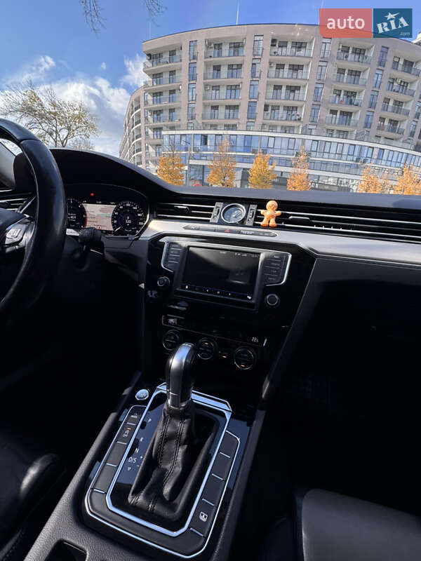 Седан Volkswagen Passat 2017 в Ужгороді