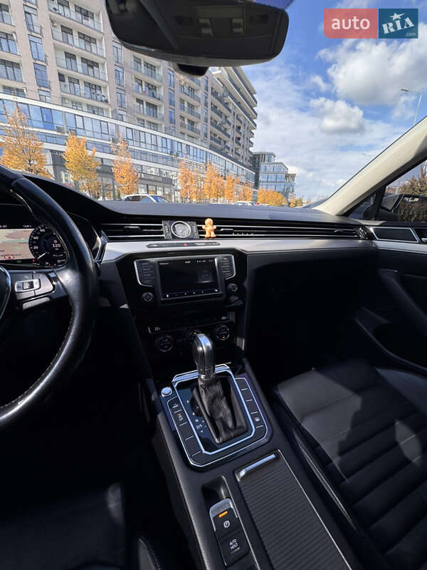 Седан Volkswagen Passat 2017 в Ужгороді