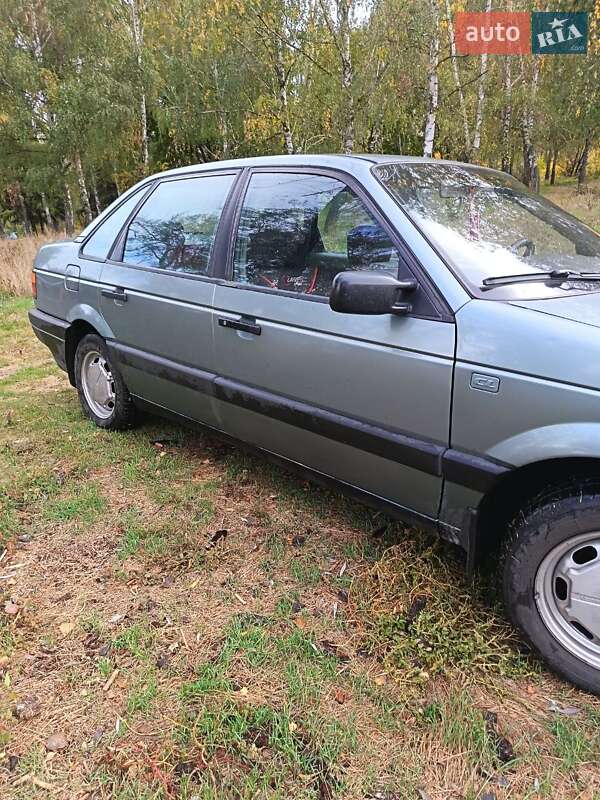 Седан Volkswagen Passat 1989 в Миргороде