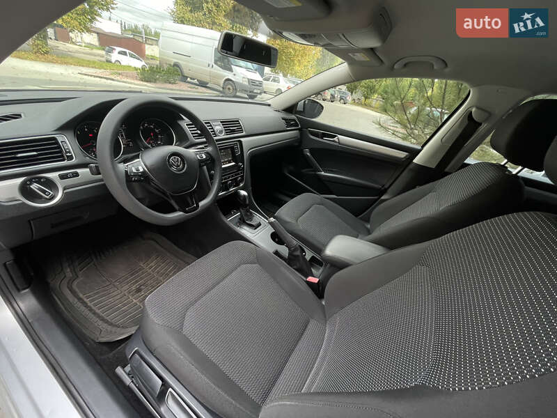 Седан Volkswagen Passat 2016 в Ровно